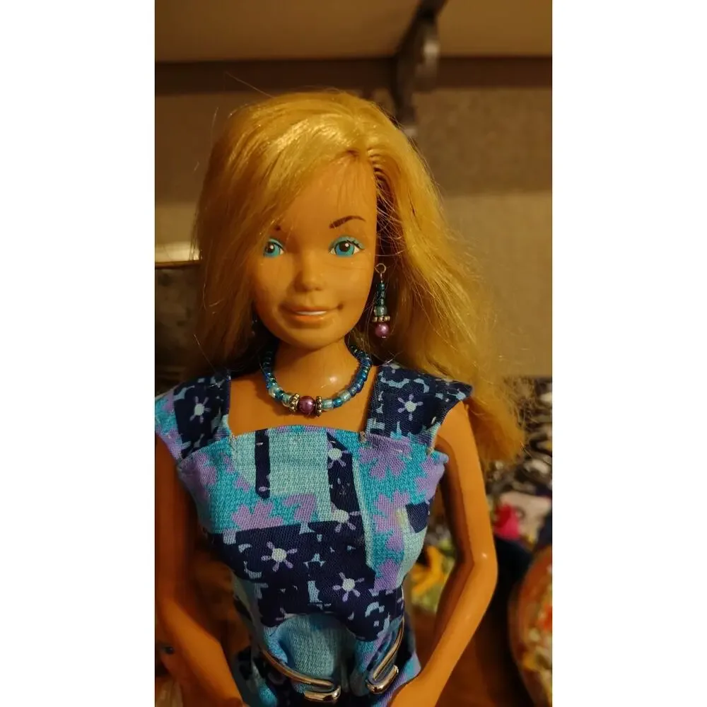 SuperSize Barbie 18" Doll Vintage 1976 w/ Dress And Jewelry/Shoes Super Size - Picture 2 of 4